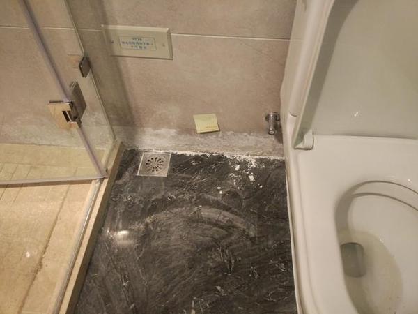 厕所地面砖漏水原因有哪些，厕所地面砖漏水怎么监测?
