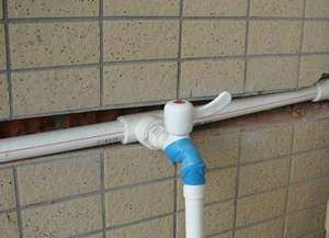 墙里面水管漏水什么原因，墙里面水管漏水如何定位?