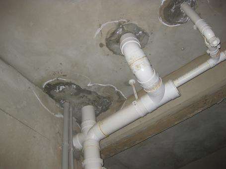 楼上管道漏水的原因，楼上管道漏水修理多少钱?