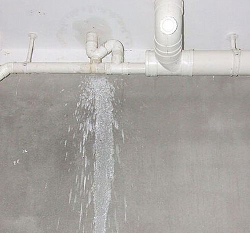 楼上管道漏水的原因，楼上管道漏水修理多少钱?