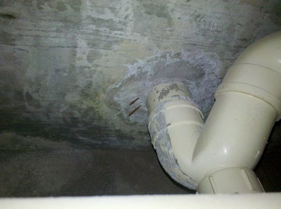 楼道水管漏水什么原因，楼道水管漏水怎么定位?
