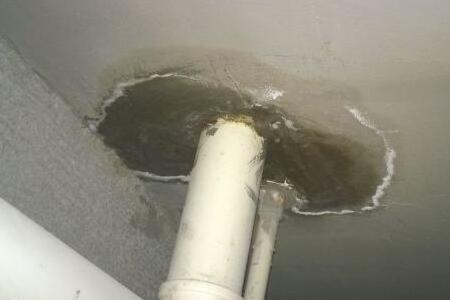 楼上卫生间管道漏水怎么办？卫生间管道漏水怎么解决？