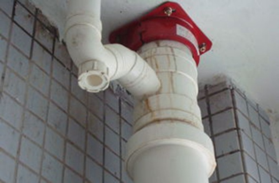 衡水卫生间水管漏水处理_卫生间管槽漏水怎办