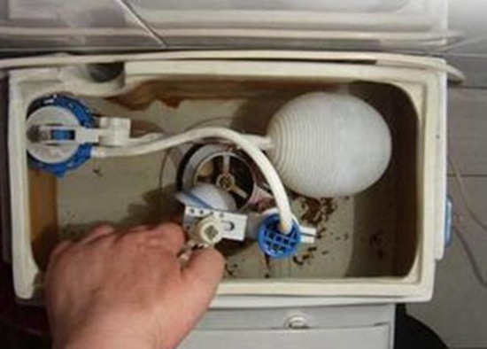 安徽洗手间漏水如何处理_直冲马桶水箱漏水怎么处理