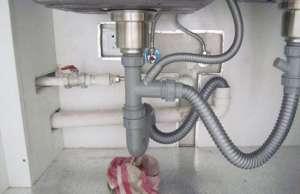 西宁卫生间水管漏水维修_水管包管后漏水