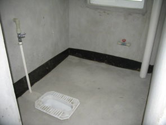 来宾厕所地面砖漏水维修电话_厕所房漏水