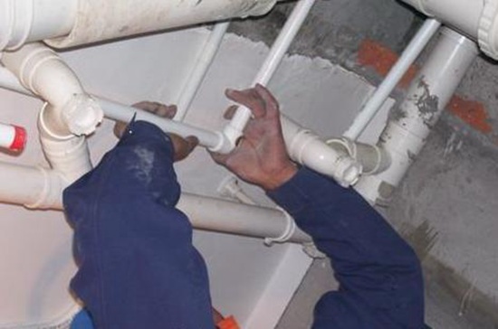 黑河卫生间暖气管漏水怎么维修_暖气管温控阀接口漏水