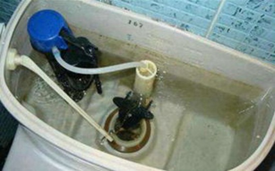 洛阳水管漏水修理多少钱_马桶溢水管漏水