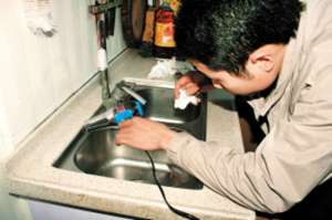 呼和浩特卫生间水管漏水是什么原因_小水沟漏水