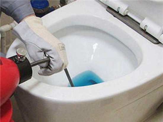 广安厕所地面砖漏水维修_厕所漏水维修工人用渗透技术处理