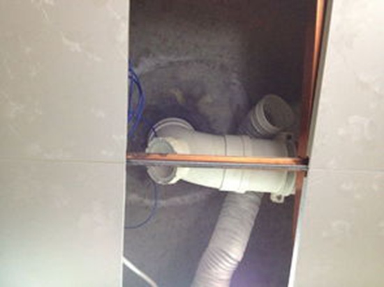 宣城厕所漏水是什么原因_楼下天花板墙角漏水怎么找漏水点