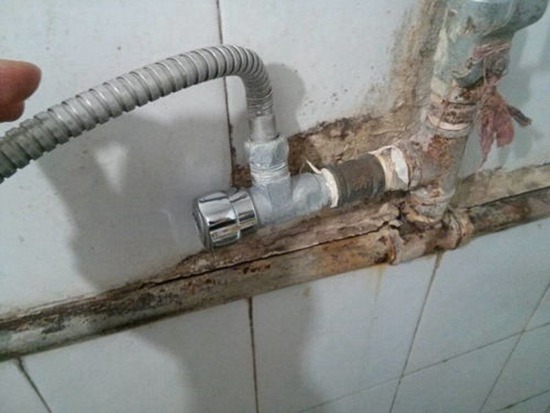 桂林水管漏水怎么处理_住了5年厕所房顶漏水怎么处理