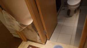 来宾厕所地面砖漏水维修电话_厕所房漏水