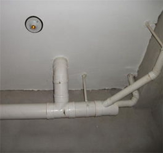 河北屋顶漏水怎么排查_厕所屋顶下排水管漏水