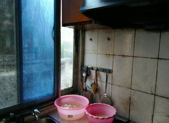 呼伦贝尔厨房天花板漏水修理_上面厨房漏水