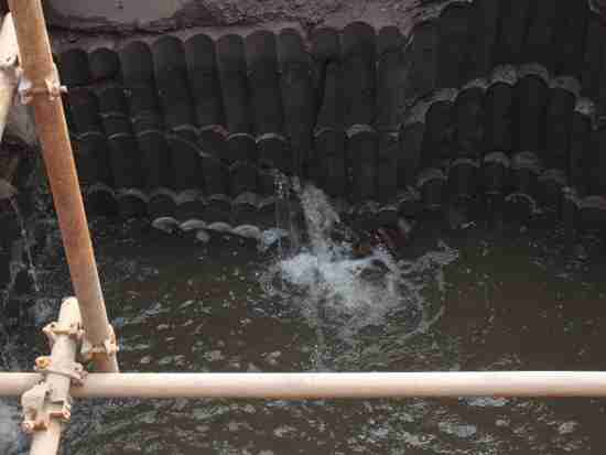 扬州卫生间水管漏水如何处理_卫生间管槽漏水怎办