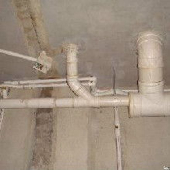 兰州卫生间水管漏水什么原因_卫生间管槽漏水怎办