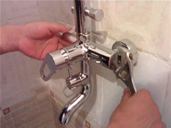 双鸭山卫生间水管漏水处理方法_卫生间快速检测漏水点