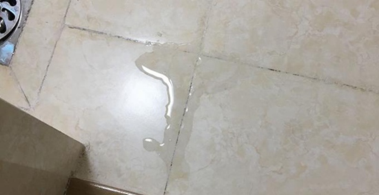 焦作卫生间砖缝漏水原因_卫生间水管漏水要用什么胶