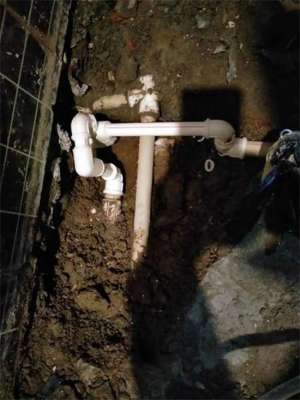 北京卫生间管道漏水什么原因_卫生间漏水结晶的原因