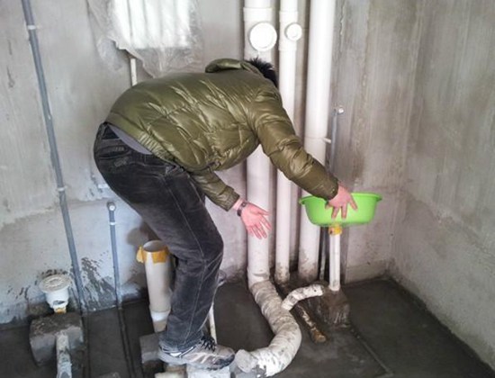 石家庄墙里面水管漏水处理方法_下雨卫生间排气口漏水