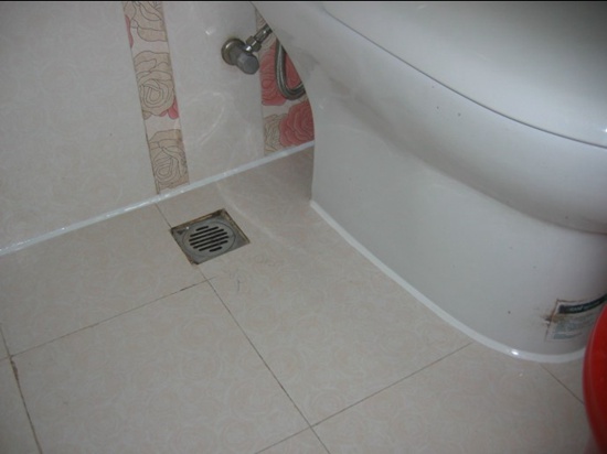 云南卫生间下水管漏水如何处理_卫生间管槽漏水怎办