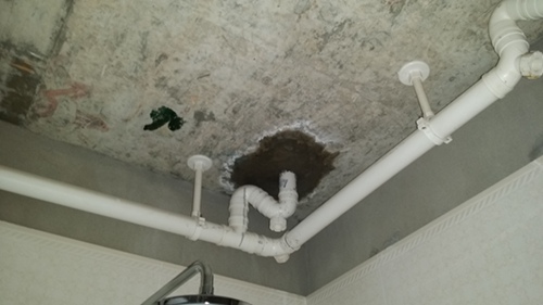 卫生间下水管漏水怎么回事，卫生间下水管漏水怎么处理?