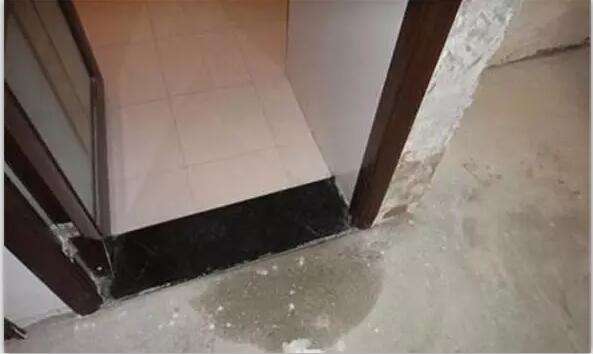 卫生间的地砖缝有水渗出来怎么办?