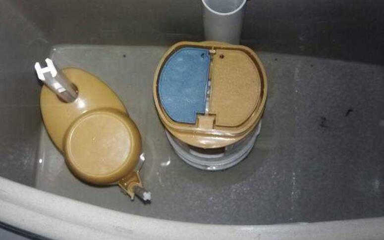 卫生间的冲水桶一直漏水怎么办？很简单，这样做一下就搞定！