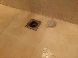 卫生间地面瓷砖缝漏水怎么办？这几个小妙招让你不花钱自己搞定！