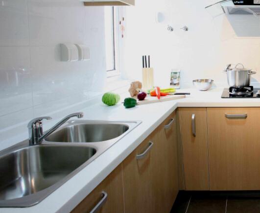 厨房漏水的原因是什么？厨房漏水到楼下怎么处理？