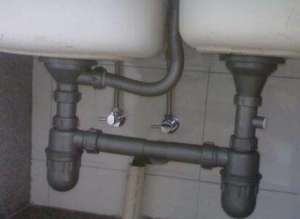 厨房水管漏水的原因有哪些？厨房水管漏水怎么办？