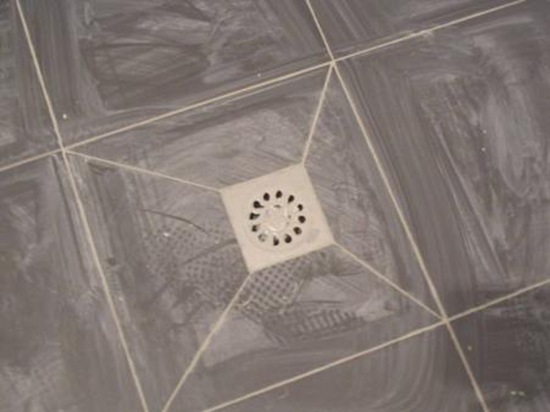 厕所地砖缝渗水的原因？怎么解决？