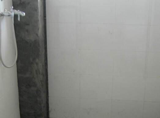 卫生间墙面漏水怎么处理？水电工一不小心说漏了嘴！