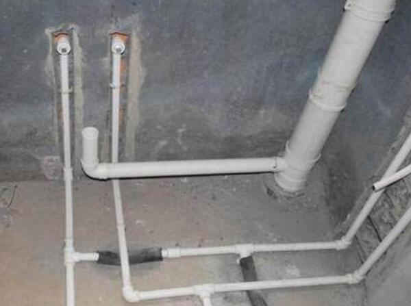 墙里面水管漏水的原因是什么？墙里面水管漏水怎么处理？