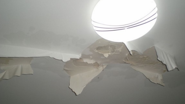 天花板漏水是怎么回事?楼顶天花板漏水怎么修复?