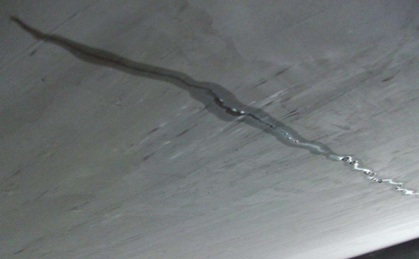 天花板上面漏水是什么原因?天花板漏水要怎么处理?
