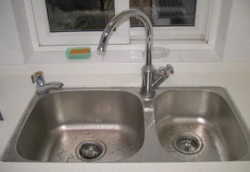 厨房洗菜池边上漏水怎么办?厨房漏水修补多少钱?