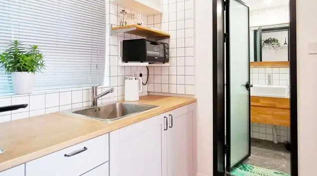 厨房卫生间漏水是什么原因?厨房卫生间漏水上门防水补漏找谁?
