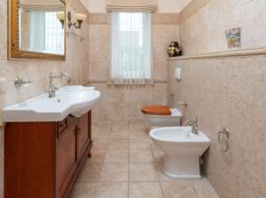 卫生间漏水常见原因有哪些?卫生间漏水怎么修复?