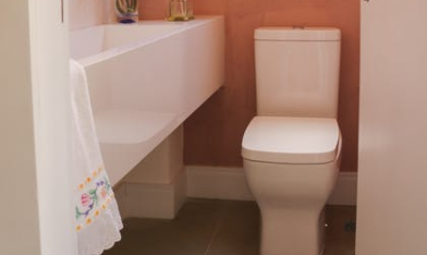 卫生间铺好砖了漏水怎么办，卫生间漏水的解决方法？
