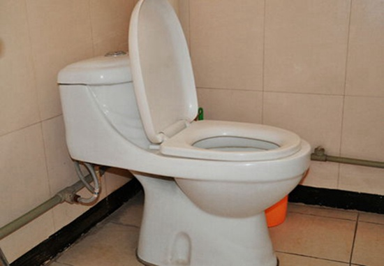 卫生间漏水到楼下有哪些原因?卫生间漏水到楼下怎样维修?