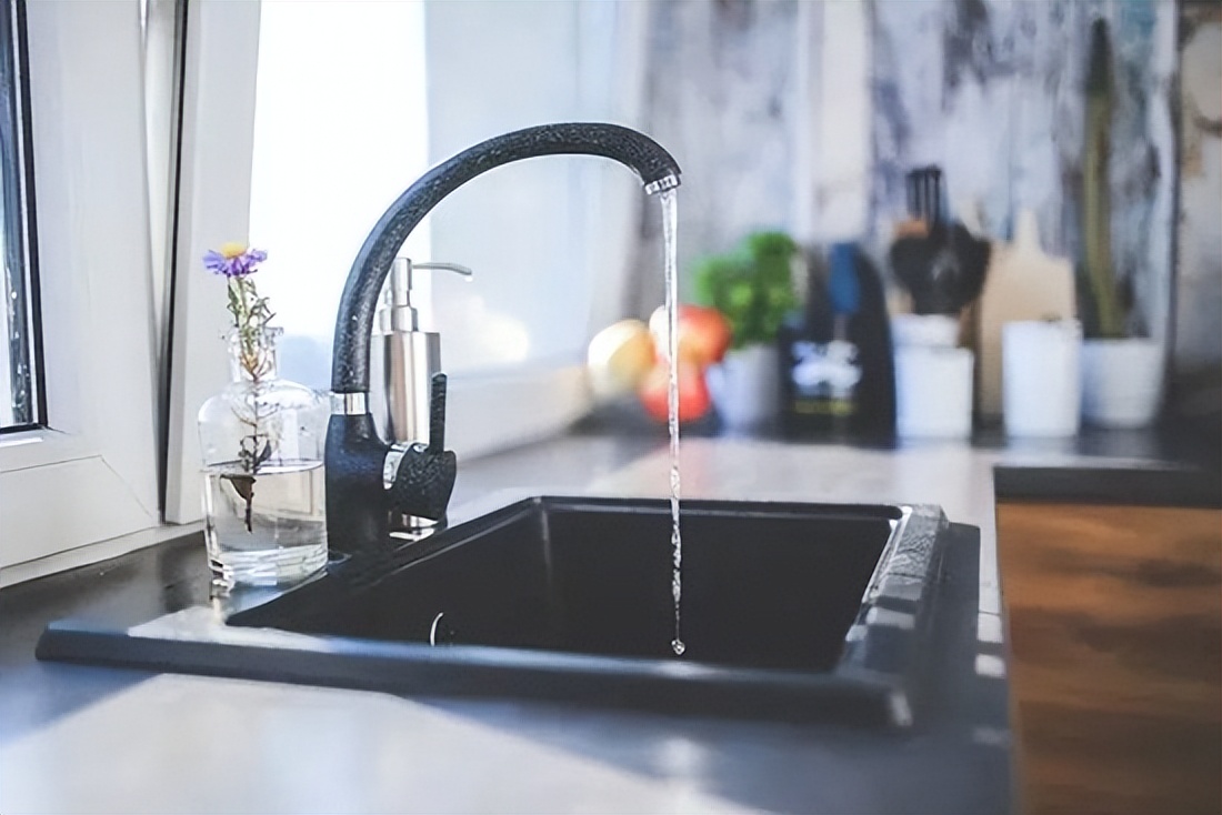 厨房水管漏水是什么原因？厨房漏水怎么维修？