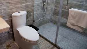 卫生间墙面漏水怎么办？这样处理较有效！
