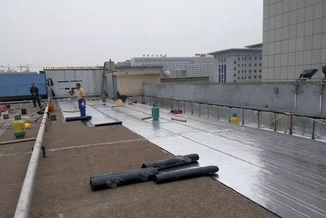如何快速解决屋顶漏水问题？这些补漏材料来帮你！