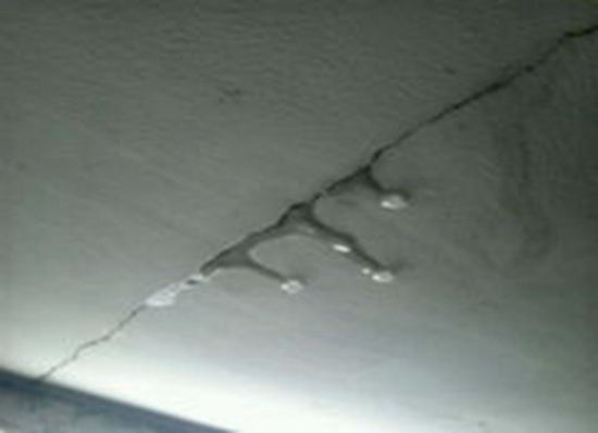 如何快速有效地修补屋内天花板漏水？老师傅教你几招！